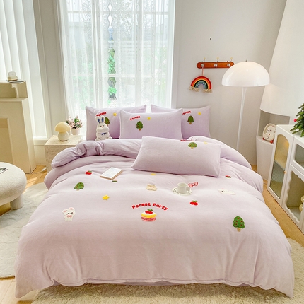 91家纺网 家纺一手货源 找家纺 眷恋家纺 2025新款牛奶绒毛巾绣四件套 动物森林-浅紫