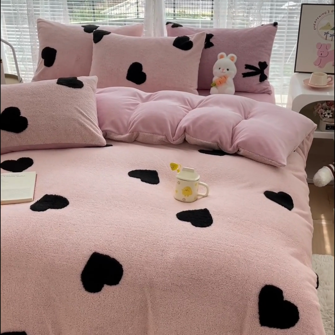 91家纺网 家纺一手货源 找家纺 蝶帕家纺 2024新款阳离子提花舒棉绒四件套 心动-粉