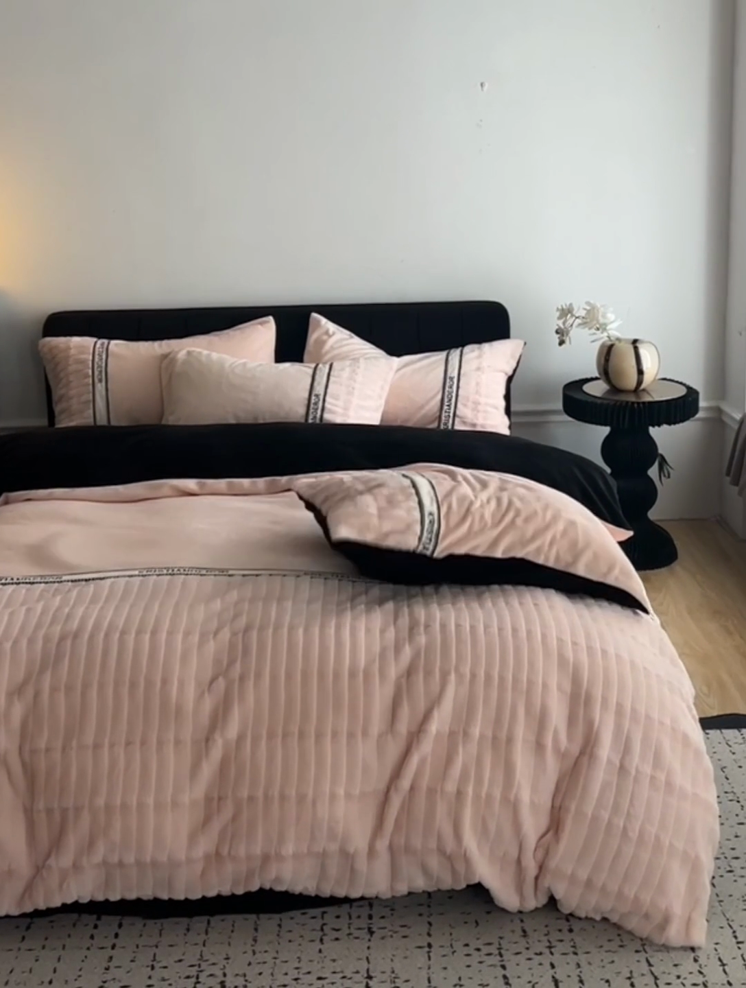 91家纺网 家纺一手货源 找家纺 安莱生活 2024新款美拉德英伦风獭兔牛奶绒刺绣工艺款四件套-风格二 波澜复古粉