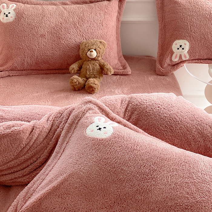 91家纺网 家纺一手货源 找家纺 萝莉家纺 2024新款加厚泰迪绒毛巾绣四件套 小兔茶粉