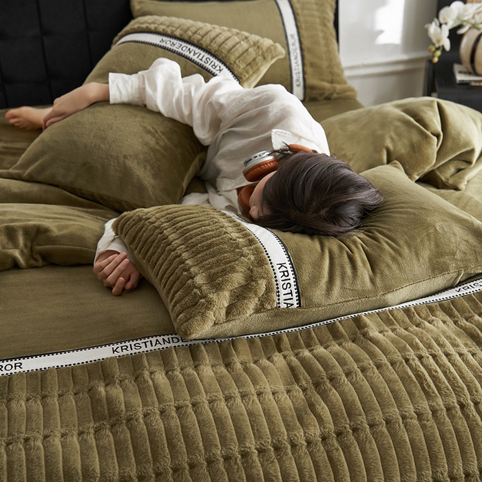 91家纺网 家纺一手货源 找家纺 安莱生活 2024新款美拉德英伦风獭兔牛奶绒刺绣工艺款四件套-风格二 波澜松绿