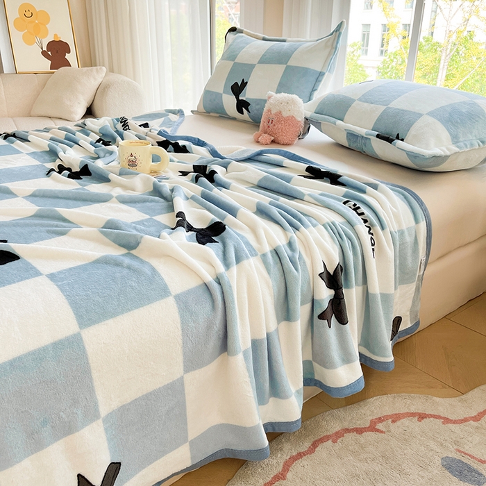 91家纺网 家纺一手货源 找家纺 千荨 2024新款多功能牛奶绒毛毯 蓝色蝴蝶结