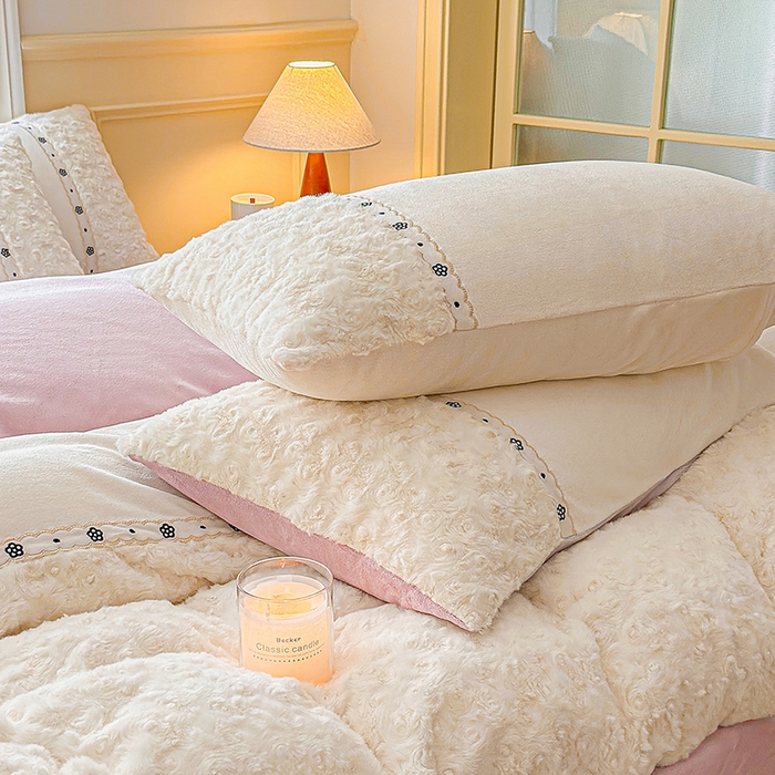 91家纺网 家纺一手货源 找家纺 安莱生活 2024新款优雅獭兔牛奶绒刺绣工艺款四件套 暖暖恋-风格二 玫瑰果粉