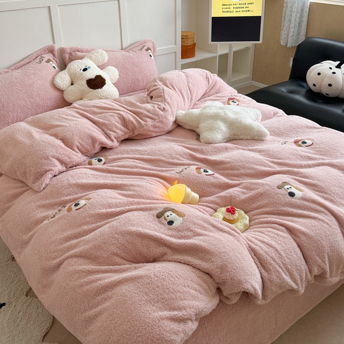 91家纺网 家纺一手货源 找家纺 萝莉家纺 2024新款加厚泰迪绒毛巾绣四件套 礼帽狗