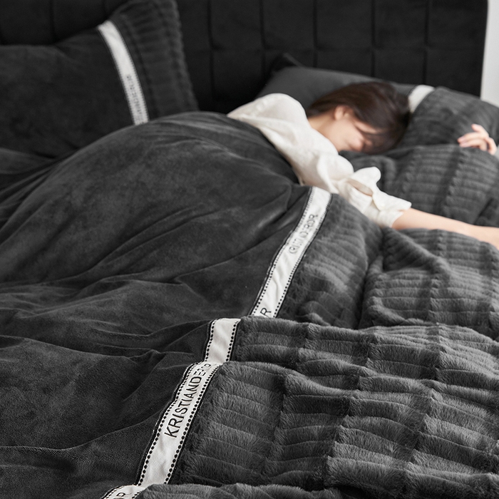 91家纺网 家纺一手货源 找家纺 安莱生活 2024新款美拉德英伦风獭兔牛奶绒刺绣工艺款四件套-风格一 波澜黛黑