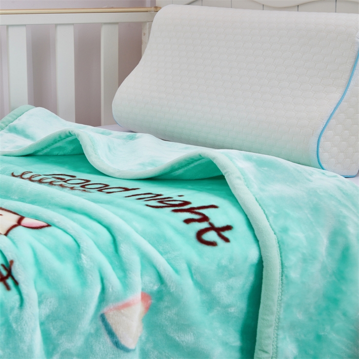 91家纺网 家纺一手货源 找家纺 凯轩毛毛毯毯子网销专供 2024新款加厚保暖儿童印花云毛毯毯子系列 卡通猪  绿