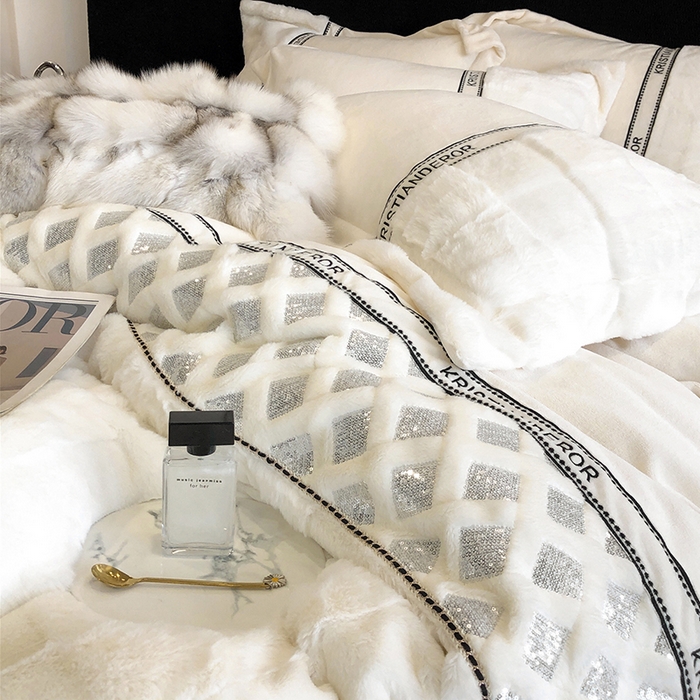 91家纺网 家纺一手货源 找家纺 安莱生活 2024新款美拉德苏格兰獭兔牛奶绒刺绣工艺款四件套-风格二 光影白