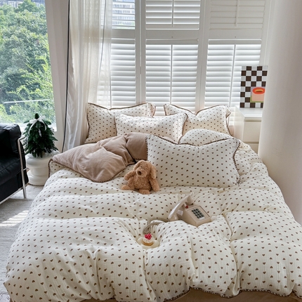 眠屿家纺 2024新款全棉皱皱纱牛奶绒四件套 咖色爱心