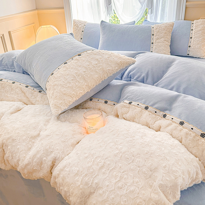 91家纺网 家纺一手货源 找家纺 安莱生活 2024新款优雅獭兔牛奶绒刺绣工艺款四件套 暖暖恋-风格一 玫瑰蓝