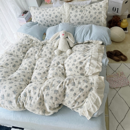 91家纺网 家纺一手货源 找家纺 山茶家纺 2024新款碎花花边牛奶绒四件套 花语-蓝-蕾丝花边