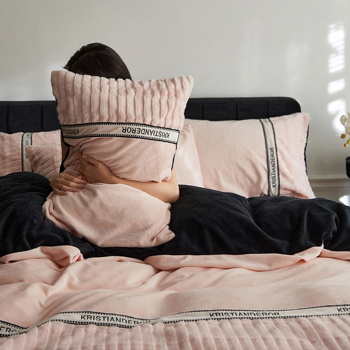 91家纺网 家纺一手货源 找家纺 安莱生活 2024新款美拉德英伦风獭兔牛奶绒刺绣工艺款四件套-风格二 波澜复古粉