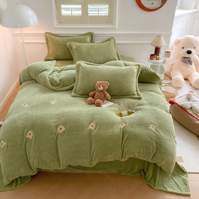 91家纺网 家纺一手货源 找家纺 萝莉家纺 2024新款加厚泰迪绒毛巾绣四件套 熊豆绿