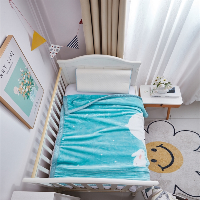 91家纺网 家纺一手货源 找家纺 凯轩毛毛毯毯子网销专供 2024新款加厚保暖儿童印花云毛毯毯子系列 大白熊 浅蓝