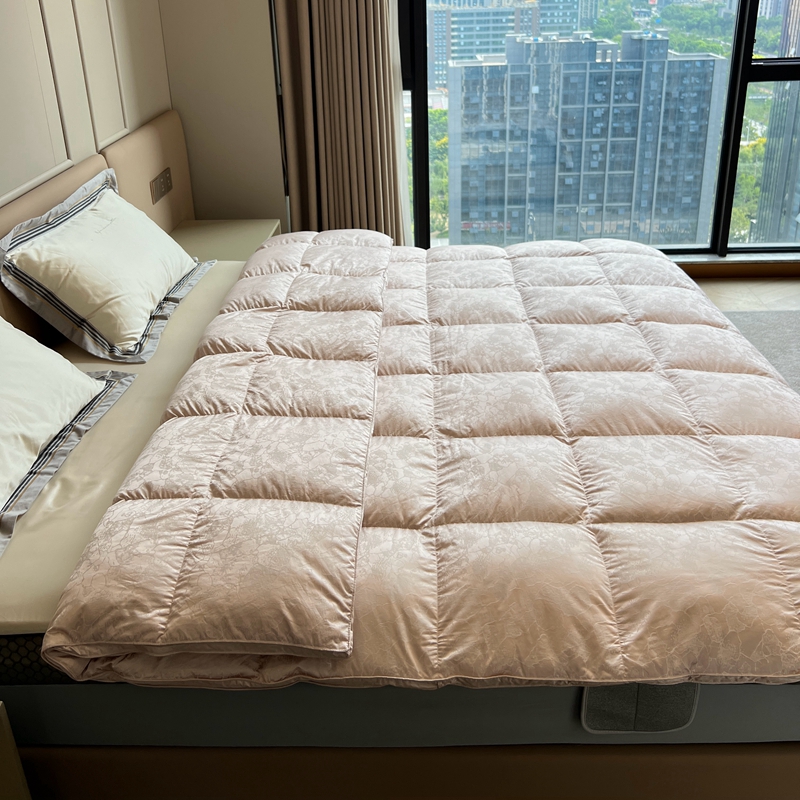 91家纺网 家纺一手货源 找家纺 静若居 2024新款高精密真丝提花羽绒被壳婚庆款羽绒被壳厂家 豆沙粉1