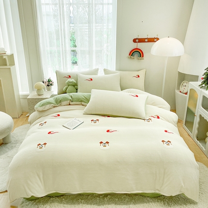 91家纺网 家纺一手货源 找家纺 眷恋家纺 2025新款牛奶绒毛巾绣四件套 龙头老大-米白+豆绿