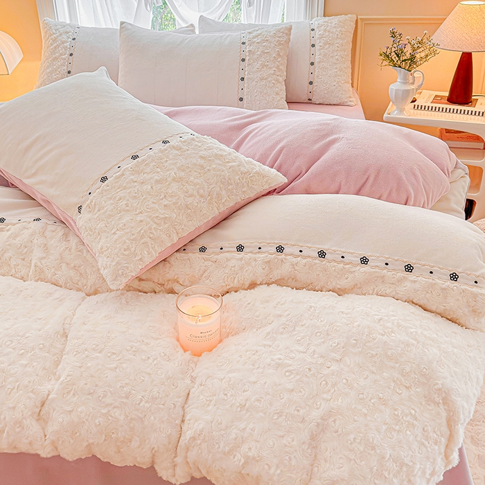 91家纺网 家纺一手货源 找家纺 安莱生活 2024新款优雅獭兔牛奶绒刺绣工艺款四件套 暖暖恋-风格二 玫瑰果粉