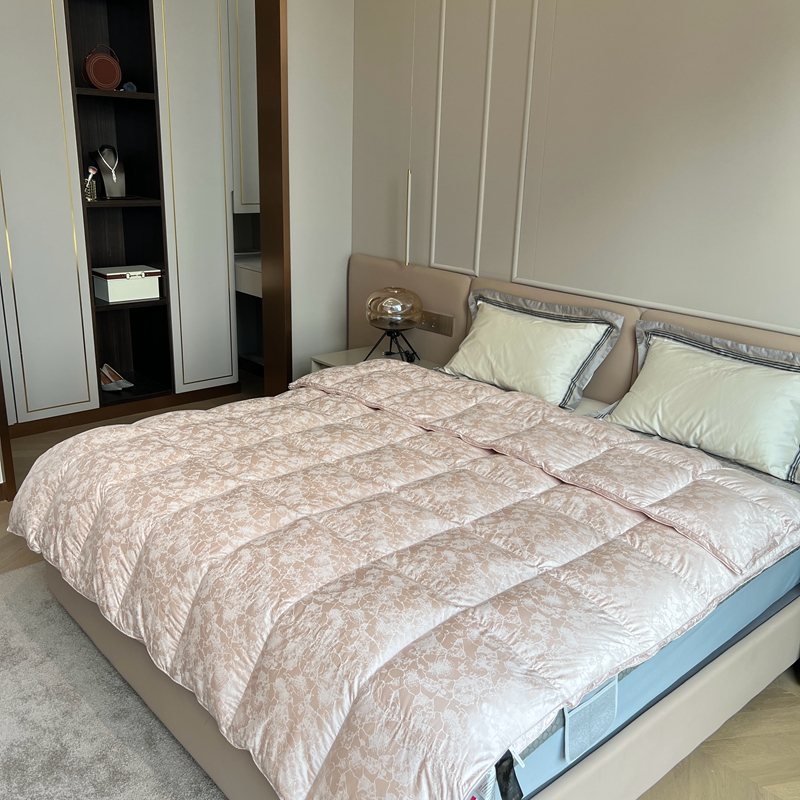 91家纺网 家纺一手货源 找家纺 静若居 2024新款高精密真丝提花羽绒被壳婚庆款羽绒被壳厂家 豆沙粉1