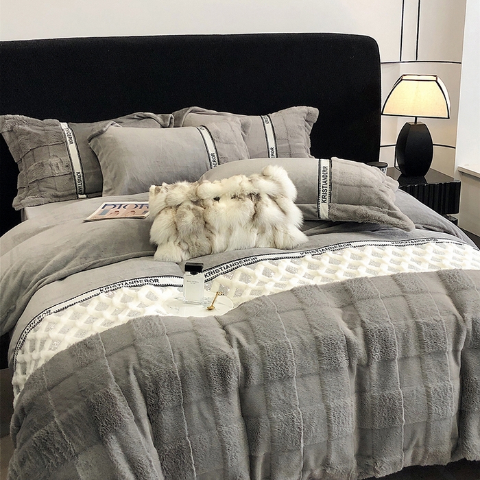 91家纺网 家纺一手货源 找家纺 安莱生活 2024新款美拉德苏格兰獭兔牛奶绒刺绣工艺款四件套-风格二 光影银灰