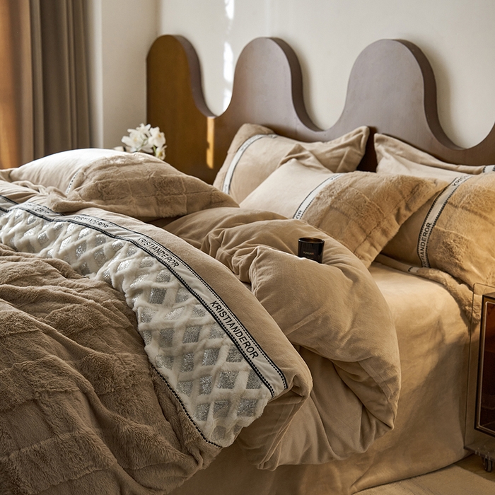 91家纺网 家纺一手货源 找家纺 安莱生活 2024新款美拉德苏格兰獭兔牛奶绒刺绣工艺款四件套-风格一 光影卡其