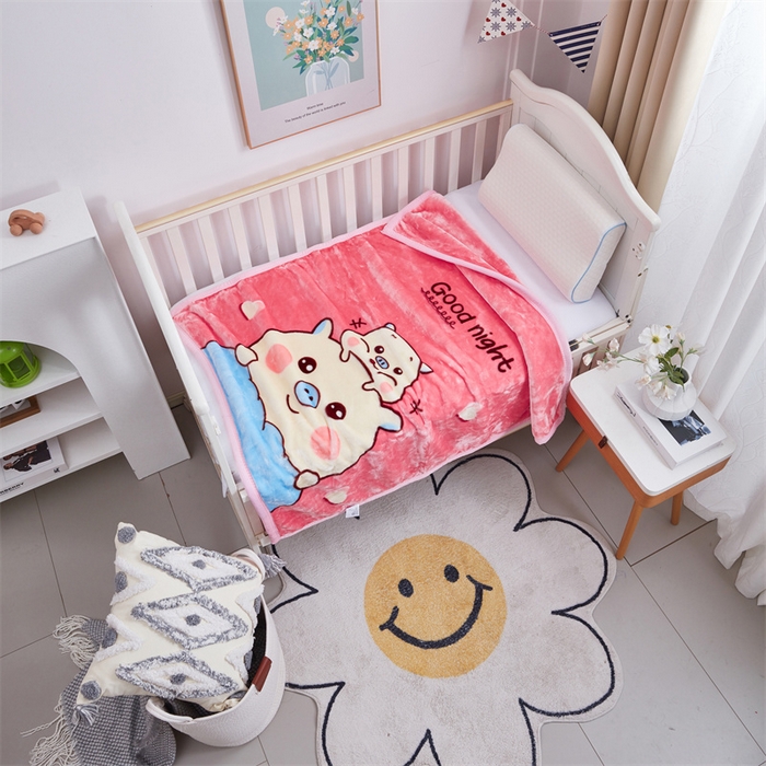 91家纺网 家纺一手货源 找家纺 凯轩毛毛毯毯子网销专供 2024新款加厚保暖儿童印花云毛毯毯子系列 卡通猪  粉