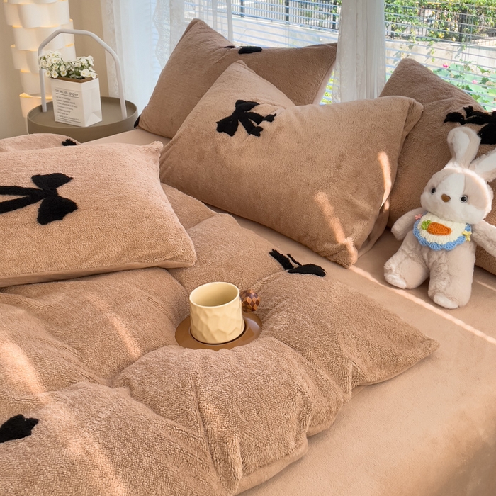 91家纺网 家纺一手货源 找家纺 蝶帕家纺 2024新款阳离子提花舒棉绒四件套 蝴蝶结-咖