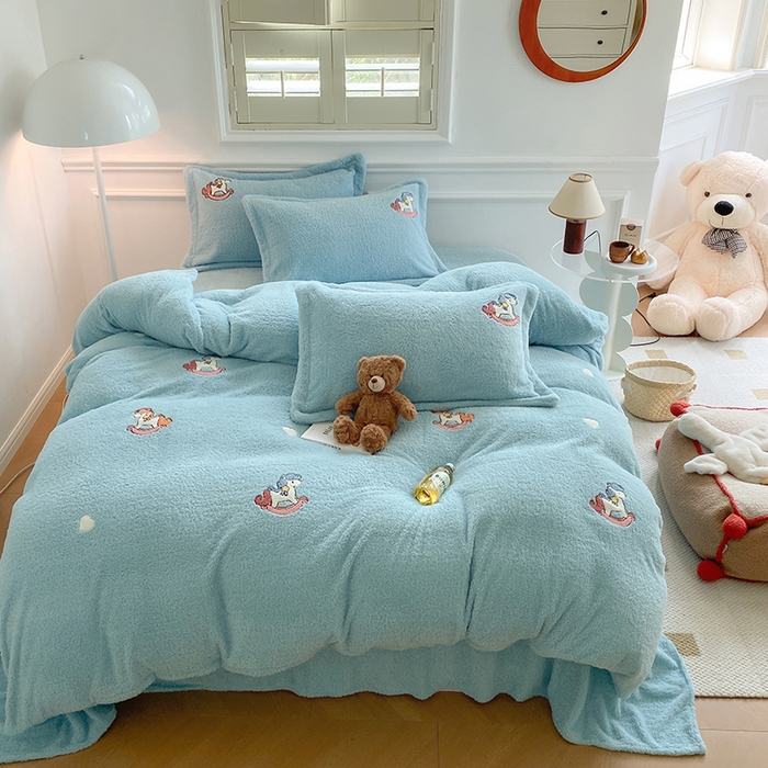 91家纺网 家纺一手货源 找家纺 萝莉家纺 2024新款加厚泰迪绒毛巾绣四件套 小木马水兰