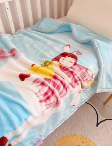 91家纺网 家纺一手货源 找家纺 凯轩毛毛毯毯子网销专供 2024新款加厚保暖儿童印花云毛毯毯子系列 小骑手  蓝