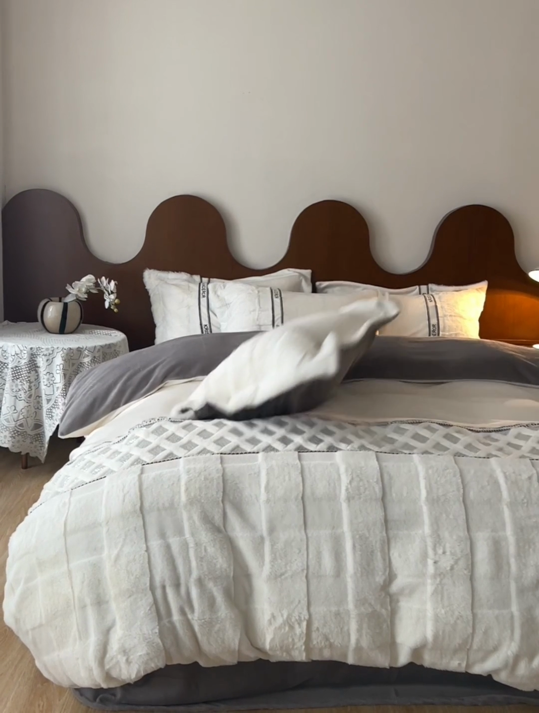 91家纺网 家纺一手货源 找家纺 安莱生活 2024新款美拉德苏格兰獭兔牛奶绒刺绣工艺款四件套-风格一 光影灰