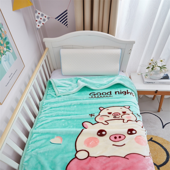 91家纺网 家纺一手货源 找家纺 凯轩毛毛毯毯子网销专供 2024新款加厚保暖儿童印花云毛毯毯子系列 卡通猪  绿