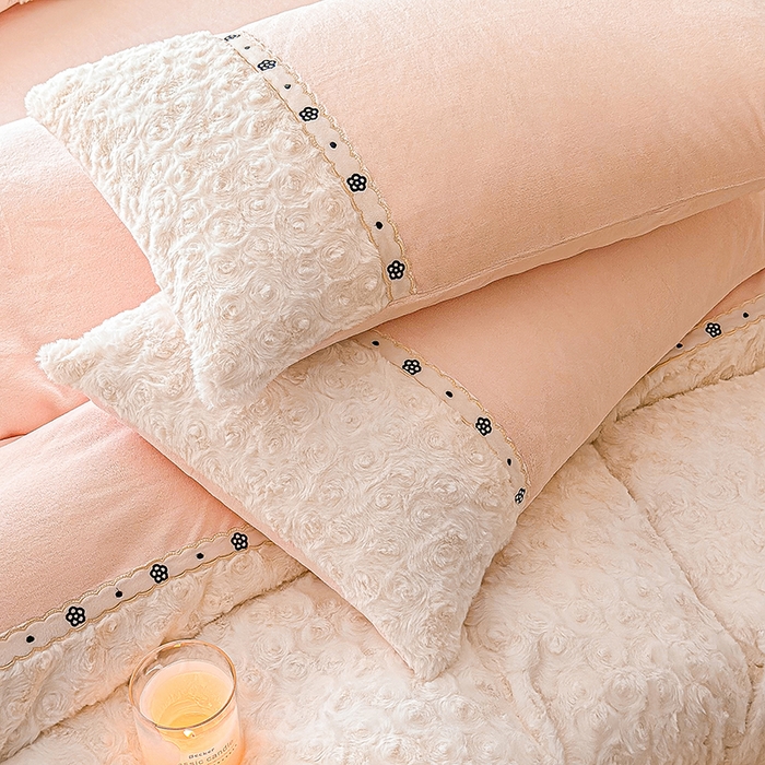 91家纺网 家纺一手货源 找家纺 安莱生活 2024新款优雅獭兔牛奶绒刺绣工艺款四件套 暖暖恋-风格一 玫瑰粉