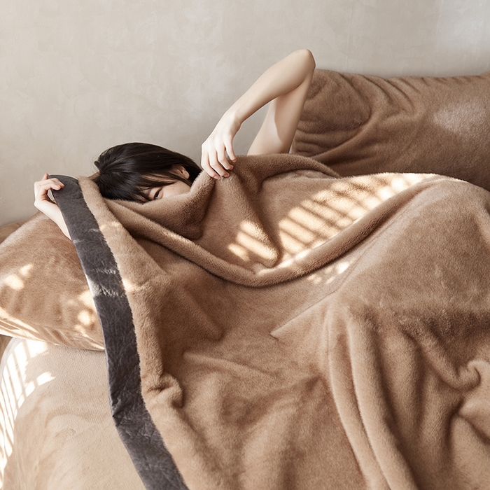 91家纺网 家纺一手货源 找家纺 安莱生活 2024新款弧貂绒皮草毛毯 菲尔罗