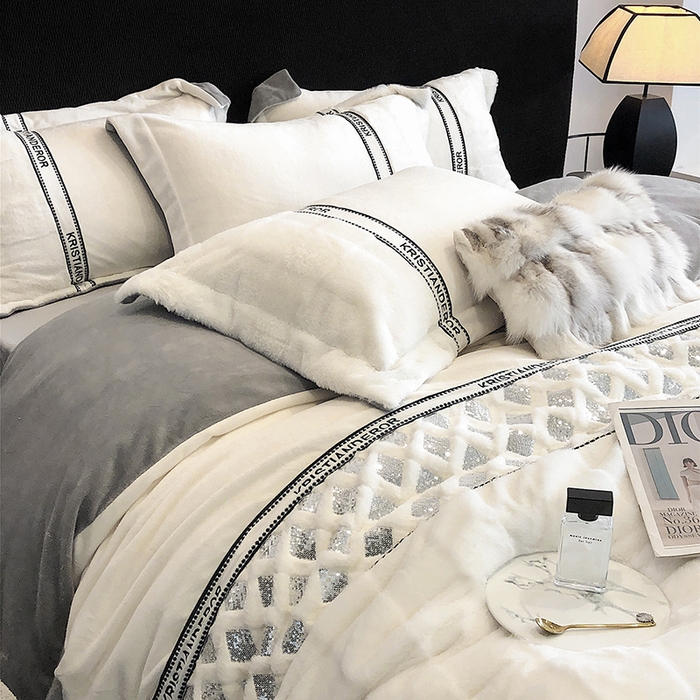 91家纺网 家纺一手货源 找家纺 安莱生活 2024新款美拉德苏格兰獭兔牛奶绒刺绣工艺款四件套-风格二 光影灰