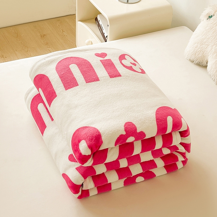 91家纺网 家纺一手货源 找家纺 千荨 2024新款多功能牛奶绒毛毯 怦然心动