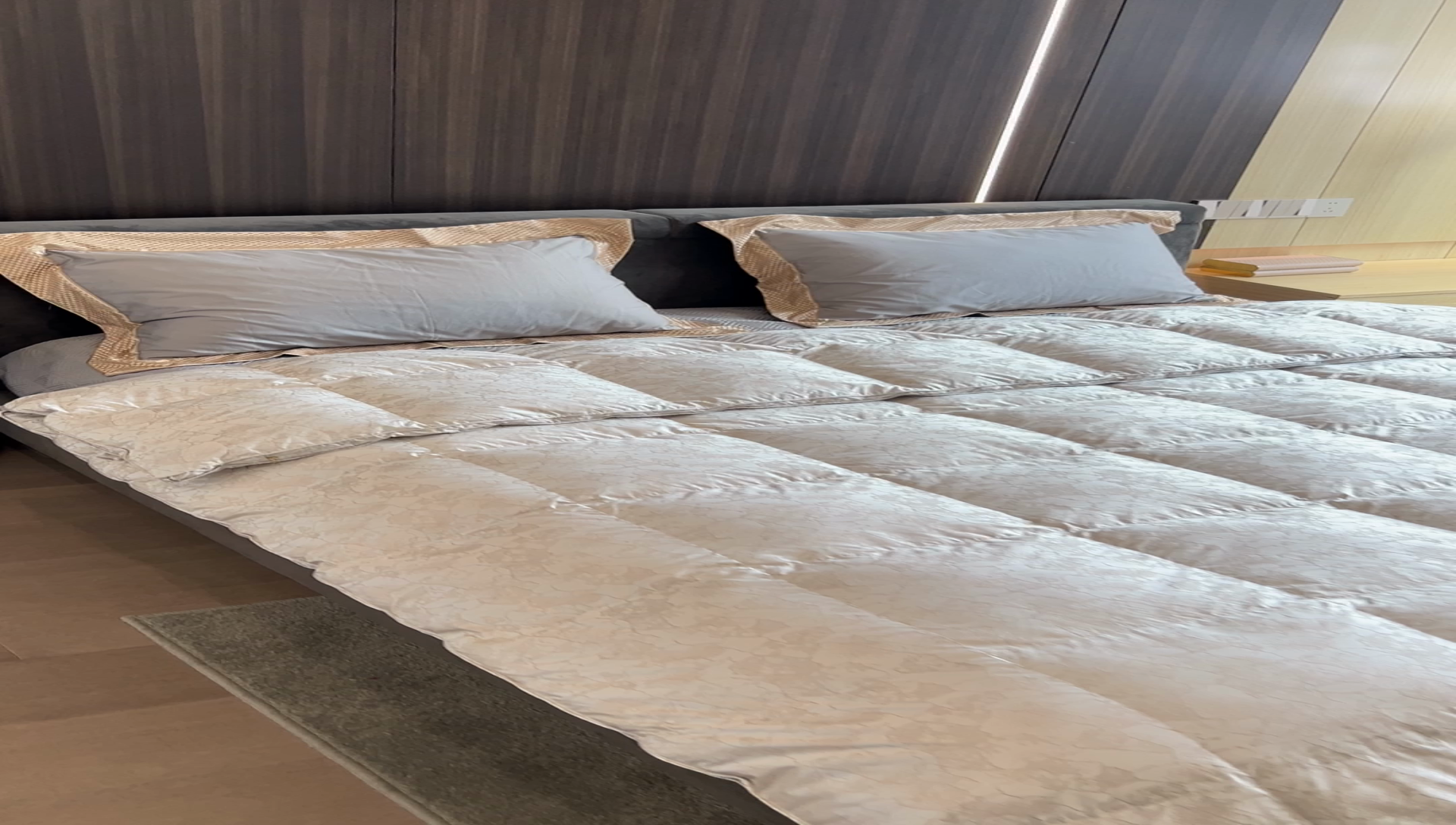 91家纺网 家纺一手货源 找家纺 静若居 2024新款高精密真丝提花羽绒被壳婚庆款羽绒被壳厂家 岩石灰2