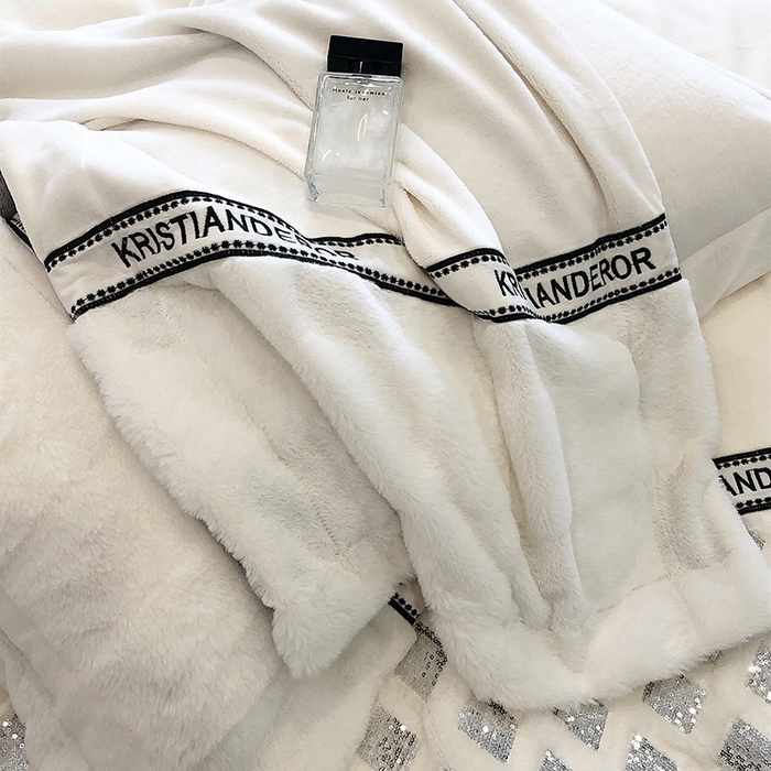 91家纺网 家纺一手货源 找家纺 安莱生活 2024新款美拉德苏格兰獭兔牛奶绒刺绣工艺款四件套-风格二 光影灰