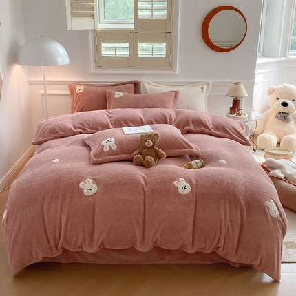 91家纺网 家纺一手货源 找家纺 萝莉家纺 2024新款加厚泰迪绒毛巾绣四件套 小兔茶粉