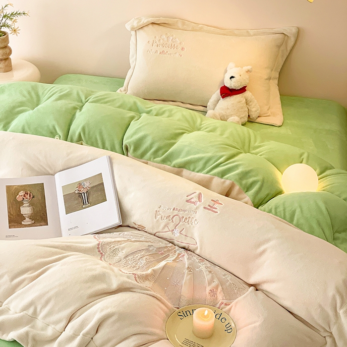 91家纺网 家纺一手货源 找家纺 新方向 2025新款全消光A类牛奶绒四件套-公主请开心 公主请开心-奶油白