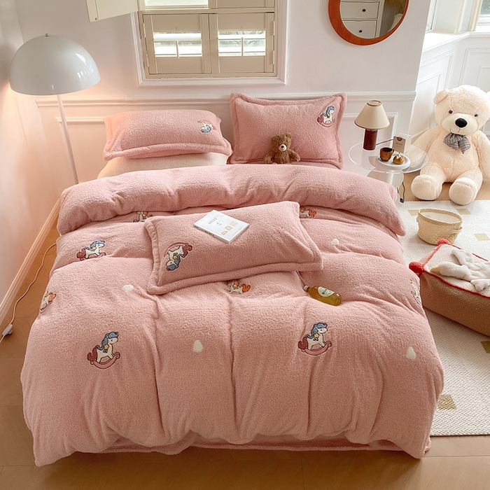 91家纺网 家纺一手货源 找家纺 萝莉家纺 2024新款加厚泰迪绒毛巾绣四件套 小木马少女粉