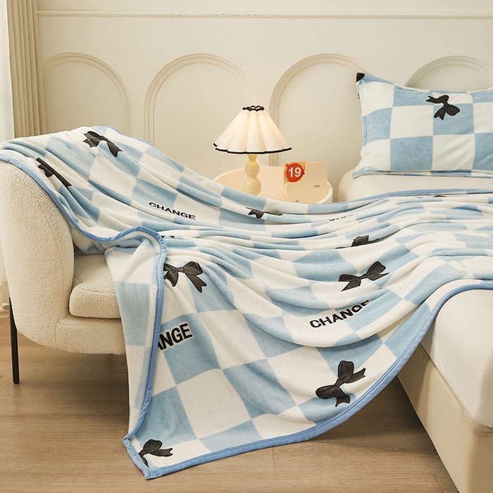 91家纺网 家纺一手货源 找家纺 千荨 2024新款多功能牛奶绒毛毯 蓝色蝴蝶结