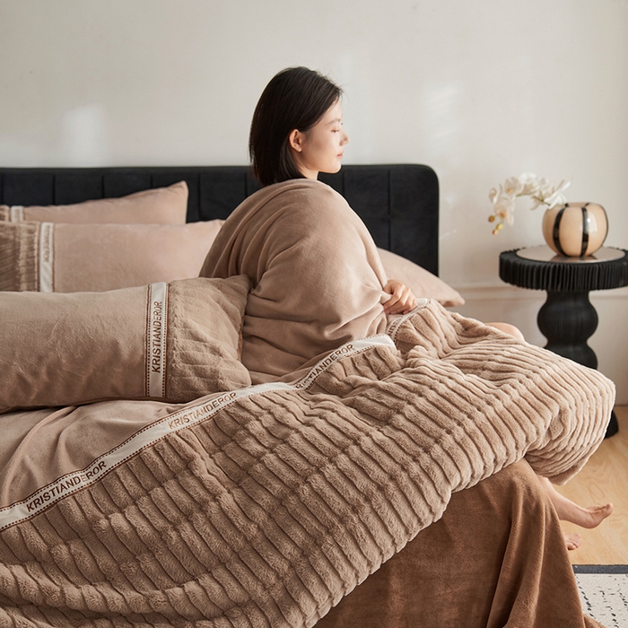 91家纺网 家纺一手货源 找家纺 安莱生活 2024新款美拉德英伦风獭兔牛奶绒刺绣工艺款四件套-风格二 波澜布朗棕