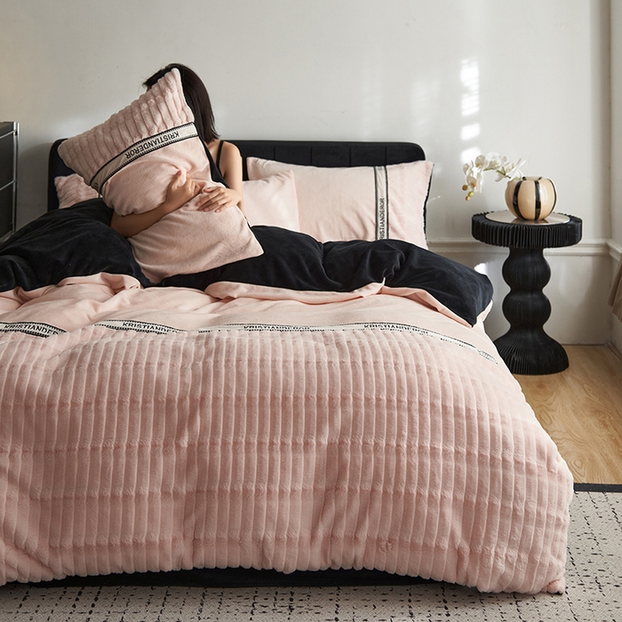 91家纺网 家纺一手货源 找家纺 安莱生活 2024新款美拉德英伦风獭兔牛奶绒刺绣工艺款四件套-风格二 波澜复古粉