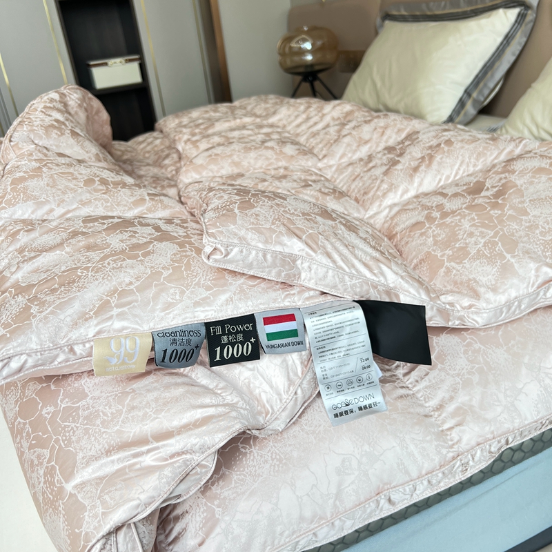 91家纺网 家纺一手货源 找家纺 静若居 2024新款高精密真丝提花羽绒被壳婚庆款羽绒被壳厂家 豆沙粉1