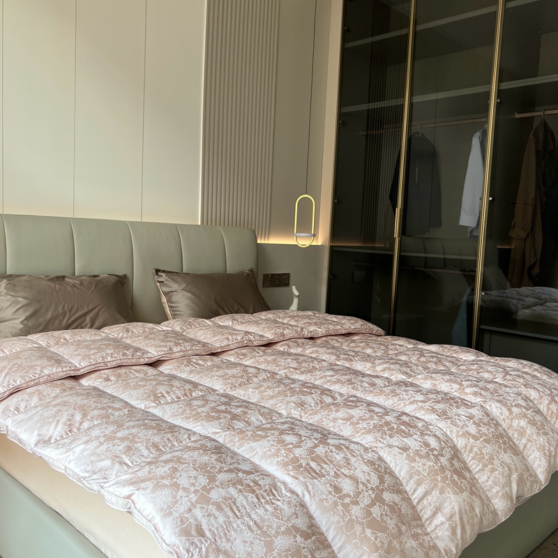 91家纺网 家纺一手货源 找家纺 静若居 2024新款高精密真丝提花羽绒被壳婚庆款羽绒被壳厂家 豆沙粉2