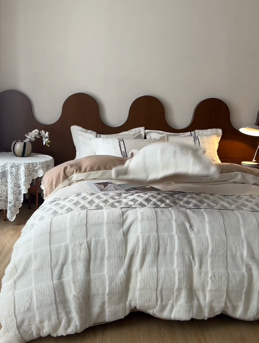 91家纺网 家纺一手货源 找家纺 安莱生活 2024新款美拉德苏格兰獭兔牛奶绒刺绣工艺款四件套-风格一 光影咖