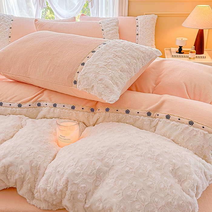 91家纺网 家纺一手货源 找家纺 安莱生活 2024新款优雅獭兔牛奶绒刺绣工艺款四件套 暖暖恋-风格一 玫瑰粉