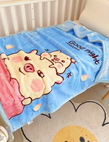 91家纺网 家纺一手货源 找家纺 凯轩毛毛毯毯子网销专供 2024新款加厚保暖儿童印花云毛毯毯子系列 卡通猪  蓝