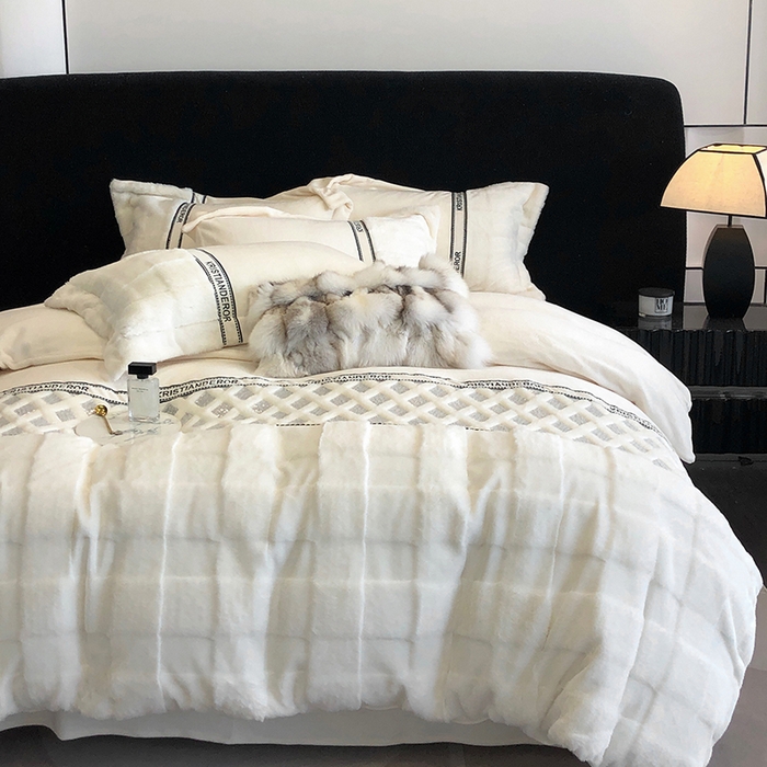 91家纺网 家纺一手货源 找家纺 安莱生活 2024新款美拉德苏格兰獭兔牛奶绒刺绣工艺款四件套-风格二 光影白