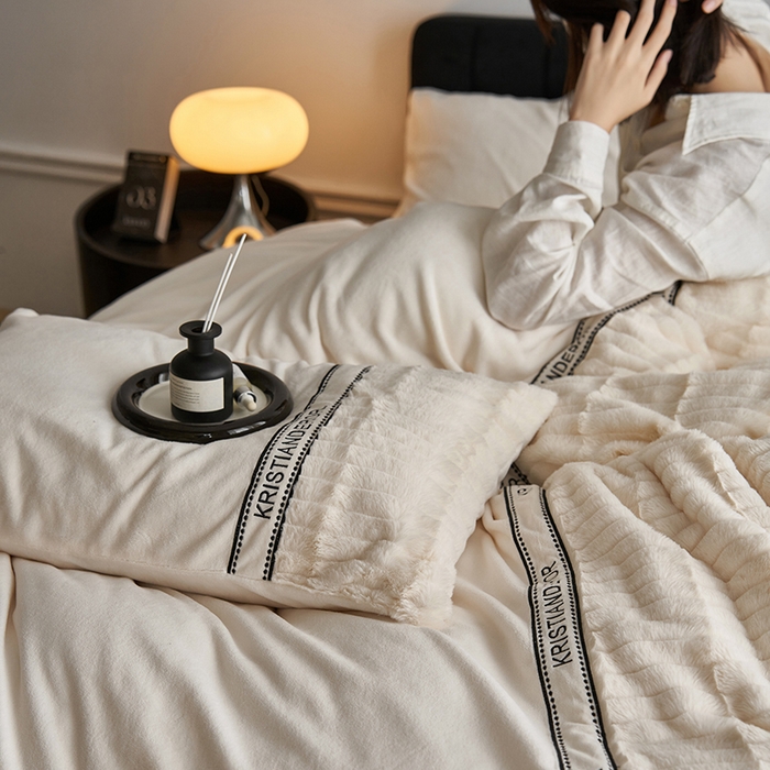 91家纺网 家纺一手货源 找家纺 安莱生活 2024新款美拉德英伦风獭兔牛奶绒刺绣工艺款四件套-风格一 波澜乳白