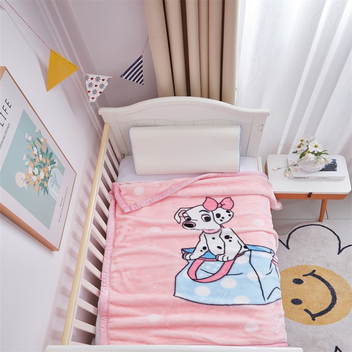 91家纺网 家纺一手货源 找家纺 凯轩毛毛毯毯子网销专供 2024新款加厚保暖儿童印花云毛毯毯子系列 斑点狗  粉