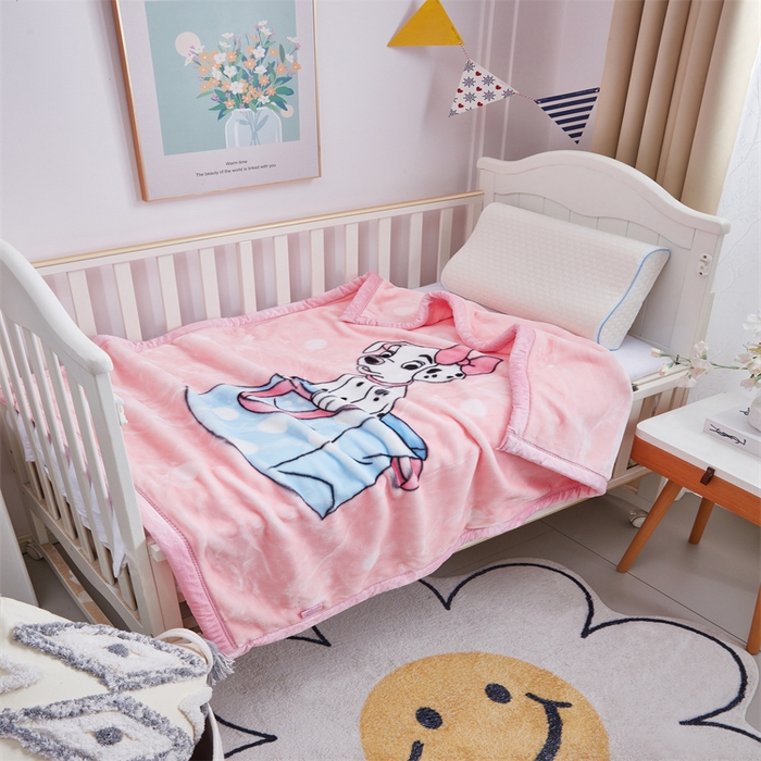 91家纺网 家纺一手货源 找家纺 凯轩毛毛毯毯子网销专供 2024新款加厚保暖儿童印花云毛毯毯子系列 斑点狗  粉